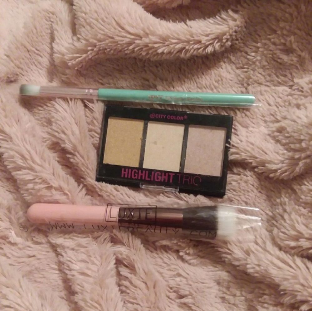 Make up bundle with 2 brushes
